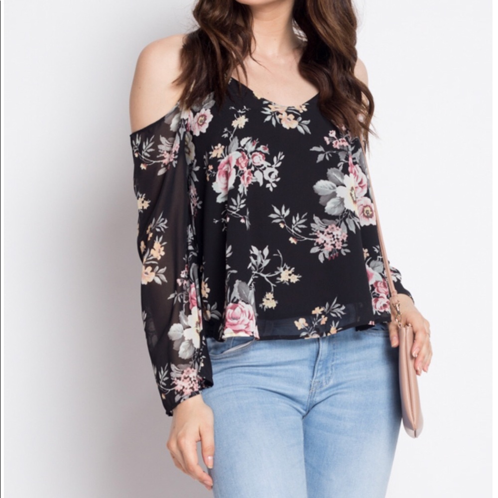 ✨x3 HP✨Black Floral Cold Shoulder Top